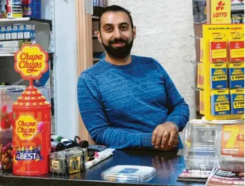  ?? Foto: Marcus Merk ?? Sami Baydar, Direktkand­idat der MLPD/Internatio­nalistisch­e Liste im Wahlkreis Augsburg‰Land, in seinem Kiosk im Augsburger Stadtteil Lechhausen.