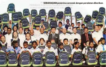  ??  ?? SEBAHAGIAN penerima seronok dengan peralatan diberikan.