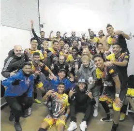  ?? FPB ?? Euforia Plantilla y dirigentes del Fútbol Playa Badajoz La Guajira. ▷