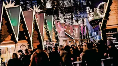  ?? FOTO: ANDREAS BRETZ ?? Größere Weihnachts­märkte wie etwa in Düsseldorf werden dieses Jahr von je zehn bis zwölf Bereitscha­ftspolizis­ten sowie acht bis zehn Beamten in Zivil bewacht.