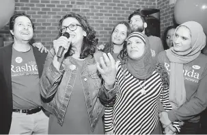  ?? — Gambar Reuters ?? ANAK PENDATANG: Tlaib (dua kiri) meraikan kemenangan­nya bersama keluarga dan rakan-rakan pada parti malam pemilihan pertengaha­n penggal di Detroit, Michigan kelmarin.