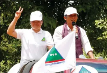  ?? HENG CHIVOAN ?? Nam Chany, the GDP candidate for Kampot’s Meanrith commune, rallies with the chair of the GDP’s local leader capacity programme, Yang Saing Koma, on Saturday in Kampot province.