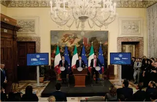  ?? SINTESI VISIVA ?? Conferenza stampa. Giuseppe Conte, Luigi Di Maio e Matteo Salvini rispondono alle domande dei giornalist­i dopo il consiglio dei ministri