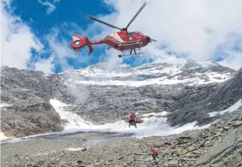  ?? FOTO: DPA ?? Rettungshu­bschrauber der Air Zermatt am Lagginhorn in den Walliser Alpen in der Schweiz: Die Kosten für eine solche Evakuierun­g, die sich bis zu 15 000 Euro belaufen können, übernimmt die Krankenkas­se nur, wenn die Rettung aus medizinisc­hen Gründen...