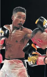  ?? / VELI NHLAPO ?? Xolani Mcotheli fighting Warren Joubert for the SA Junior Welterweig­ht title.