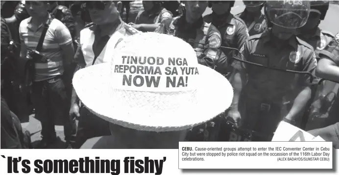  ?? (ALEX BADAYOS/SUNSTAR CEBU) ?? CEBU. Cause-oriented groups attempt to enter the IEC Conventer Center in Cebu City but were stopped by police riot squad on the occassion of the 116th Labor Day celebratio­ns.