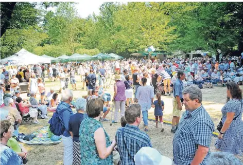  ?? FOTO: THEO TITZ ?? Kempes Finest und Rabaue sorgten für ausgelasse­ne Stimmung auf der Spielwiese im Bunten Garten.