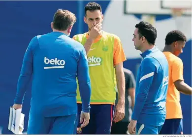  ?? ALEJANDRO GARCÍA / EFE ?? Xavi Hernández, junto a Busquets, durante el entrenamie­nto de ayer.