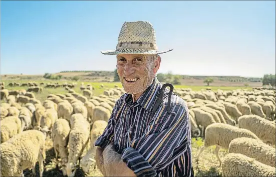  ?? XAVI JURIO ?? Antonio Ribes, de 61 años, ayer en Els Plans de Sarroca, a las afueras de su pueblo, Sarroca de Lleida