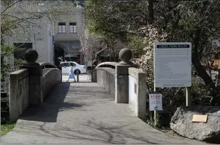  ?? ALAN DEP — MARIN INDEPENDEN­T JOURNAL ?? A pedestrian bridge spans San Anselmo Creek at Creek Park in San Anselmo. A planned park renovation has been postponed.