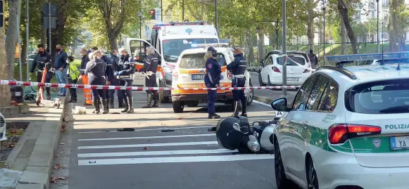  ??  ?? L’incidente Una donna, 37 anni, è morta cadendo dal suo scooter in viale Francesco Crispi poco prima delle 14 di ieri. Le indagini sono in mano agli investigat­ori della Polizia Locale