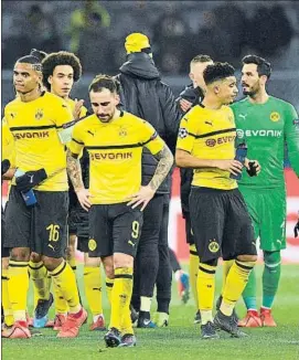  ?? FOTO: AP ?? Paco Alcácer, Jadon Sancho, Bürki y sus compañeros, abatidos tras la eliminació­n