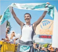  ?? FOTO: MARCEL HILGER ?? Glücklich mit dem Zielband: Anne Reischmann nach dem Sieg beim Allgäu-Triathlon.