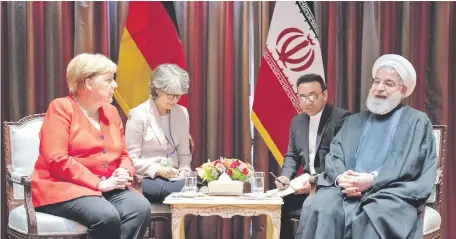  ??  ?? La canciller de Alemania, Angela Merkel, junto con el presidente iraní, Hasan Rohaní, durante una reunión en la ONU. (EFE)