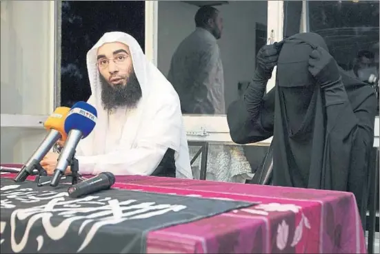  ?? NICOLAS MAETERLINC­K / AFP ?? Belkacem habló con la prensa el 1 de junio del 2012 junto a una mujer que la víspera había sido detenida en Molenbeek por llevar un niqab