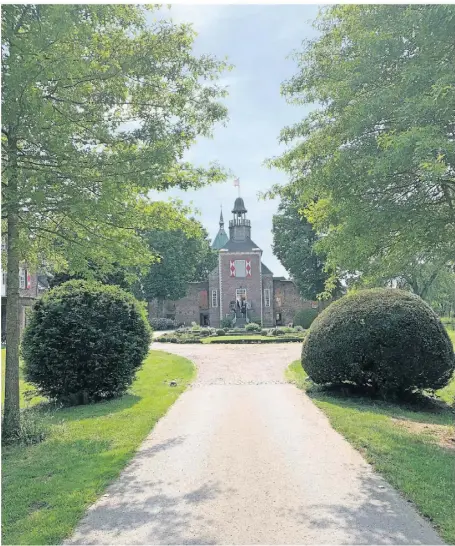  ?? RP-FOTO: LATZEL ?? Das Schloss Hertfeld in Weeze bildete den stimmungsv­ollen und passenden Rahmen für den Niederrhei­nischen Tourismust­ag.