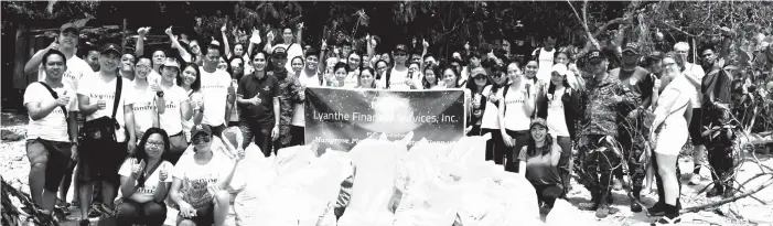  ??  ?? Environmen­t stewards. The Davao Light volunteers collected garbage during the Internatio­nal Coastal Cleanup Day last September 15, 2018 at the Aboitiz Cleanergy Park.
