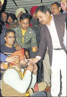  ?? BHARAT BHUSHAN/HT ?? Education minister OP Soni offering juice to a Sanjha Adhyapak Morcha member in Patiala on Saturday.