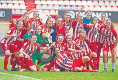  ??  ?? A LA FINAL. Las jugadoras del Atlético celebran el pase a la final sobre el césped de Reus.