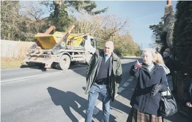  ?? ?? Andrew Griffith with residents discussing the issue of speeding lorries