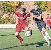  ?? RP-FOTO: RALPH MATZERATH  ?? Festgehalt­en: Kapitän Marian Zündorf (links) konnte die Niederlage des HSV in Wermelskir­chen auch nicht verhindern.