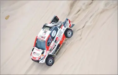  ??  ?? Nasser Al-Attiyah, ganador de la etapa con Toyota, desciende una de las dunas rumbo a Pisco. AFP