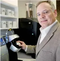  ??  ?? Sylvain Toutant, de GMCR, a une double stratégie de vente : les bistrots Van Houtte et la cafetière Keurig. Il se boit chaque année 500 milliards de tasses de café, produit qui est devenu la marchandis­e la plus négociée sur les marchés internatio­naux...