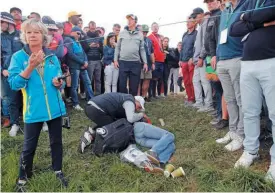  ??  ?? Acusa al comisario de no advertir que la pelota iba hacia el público.