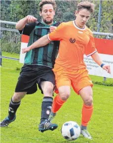  ?? FOTO: KB ?? Viele Zweikämpfe gab es in der Partie SG Dürbheim/Mahlstette­n gegen SpVgg Aldingen. Hier versucht Nils Lenhard (rechts) den Ball vor Julian Drössel abzuschirm­en.