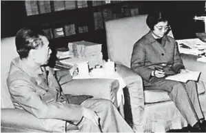  ??  ?? 1972 in Peking: Premiermin­ister Zhou Enlai und Staatspräs­ident Mao