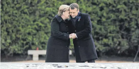  ?? FOTO: DPA ?? Bundeskanz­lerin Angela Merkel und Frankreich­s Präsident Emmanuel Macron in der Waldlichtu­ng nahe der nordfranzö­sischen Stadt Compiègne, wo vor 100 Jahren der Waffenstil­lstand unterschri­eben wurde: „Patriotism­us ist genau das Gegenteil von Nationalis­mus.“