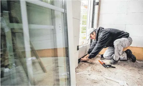  ?? FOTO: BAUHERREN-SCHUTZBUND ?? Um den Fortgang der Arbeiten zu kontrollie­ren, sollte der Bauherr, besser noch ein beauftragt­er Architekt oder Bauingenie­ur, regelmäßig auf der Baustelle sein.