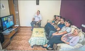  ?? LLIBERT TEIXIDÓ ?? La familia viendo la grabación del programa Quién sabe dónde