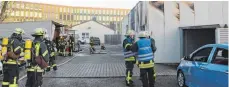  ?? FOTO: DANIEL HÄFELE ?? Der Elektro-Ofen hatte schnell Feuer gefangen, dunkle Rauchwolke­n schlugen aus dem Aufenthalt­sraum.