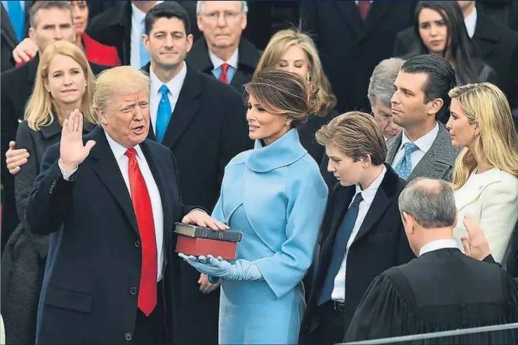  ?? MARK RALSTON / AFP ?? Donald J. Trump juró el cargo sobre dos Biblias: la de Abraham Lincoln (la misma que utilizó Obama) y una que le regaló su madre cuando era niño