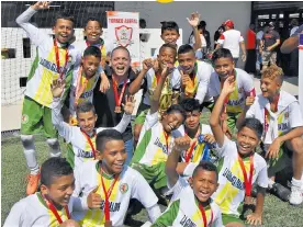  ?? LUIS RODRÍGUEZ ?? Así fue el festejo del equipo Unión Ciénaga luego de conseguir el título en Asefal.