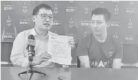  ??  ?? SIDANG MEDIA: Chong (kiri) menunjukka­n surat makluman Pro gram Khas Pengakuan Sukarela yang dikeluarka­n LHDN semasa sidang media, semalam.