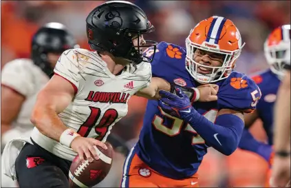  ?? (AP PHOTO/JACOB KUPFERMAN) ?? Clemson has won seven straight in the rivalry series following South Carolina's longest-ever run of success of five straight games from 2009-13.