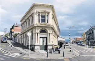  ?? PHOTO: LINDA ROBERTSON ?? Standing empty . . . The former BNZ building in Port Chalmers, empty for more than a decade.