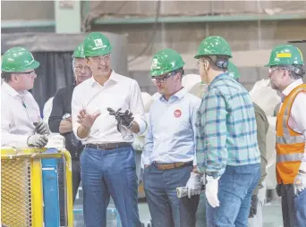  ??  ?? Le premier ministre Justin Trudeau a visité une entreprise forestière au LacSaint-Jean vendredi. - La Presse canadienne: Francis Vachon