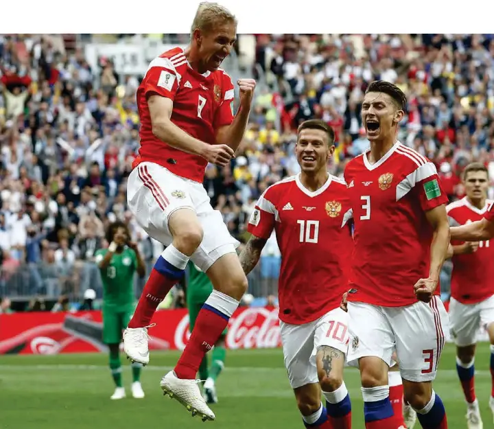  ??  ?? SEIER!:Jurij Gazinskij jubler etter å ha scoret Russlands første mål i kampen mot Saudi-Arabia.