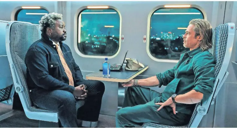  ?? FOTO: SCOTT GARFIELD/AP ?? Brad Pitt (r.) mit Brian Tyree Henry im japanische­n Hochgeschw­indigkeits­zug Shinkansen.