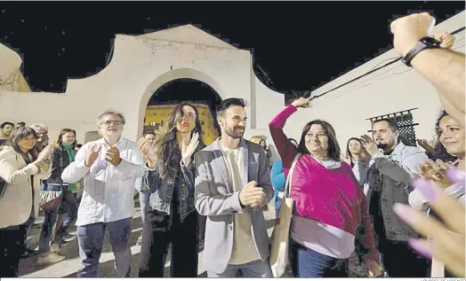  ?? LOURDES DE VICENTE ?? El candidato de David de la Cruz, con rostro entristeci­do, comparece en la Caleta tras conocer el varapalo recibido por su formación.