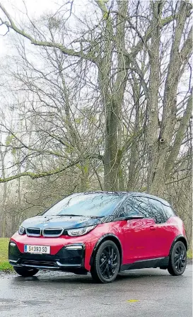  ??  ?? i3s? BMW wäre nicht BMW, würden die keine Performanc­e-Version vom i3 ableiten. Das „s“steigert Spaß, kostet Kilometer ...