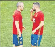  ?? FOTO: JA SIRVENT ?? Iniesta, con Jordi Alba en una concentrac­ión anterior