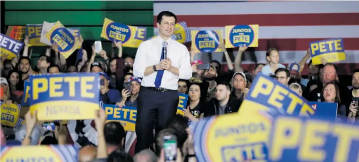  ??  ?? Efter Iowa och New Hampshire leds delegatkam­pen med knapp marginal av exborgmäst­aren Pete Buttigieg, som har 22 delegater.
Foto: AP