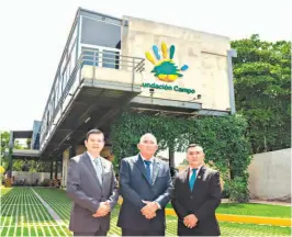  ??  ?? Celebració­n. Walberto Lazo, asesor estratégic­o; Nelson Mendoza, presidente de Fundación Campo y Alexi Romero, director ejecutivo celebran 25 años de fructifera labor.