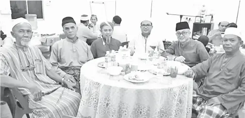  ??  ?? ROZMAN (dua kanan), Bashir (tiga kanan), Junid (tiga kiri), Imam Jamian (dua kiri) dan Nordin (kanan) menjamu selera pada majlis itu.