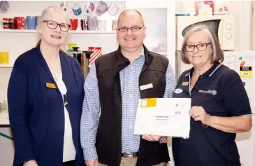  ?? ?? Davina Veenstra (left) and Charlie Helyar of Bunyip and District Community House present $1000 to Tonimbuk Hall representa­tive Shirley Higman (right).