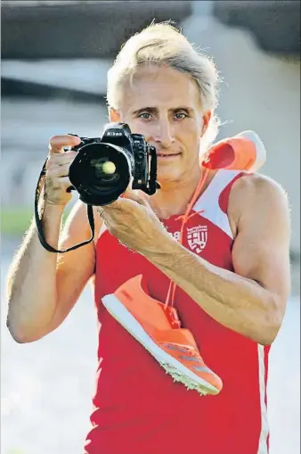  ?? MIREIA GORJU ?? Jordi Bedmar, amb la càmera i l’uniforme del BCN Atletisme, la setmana passada